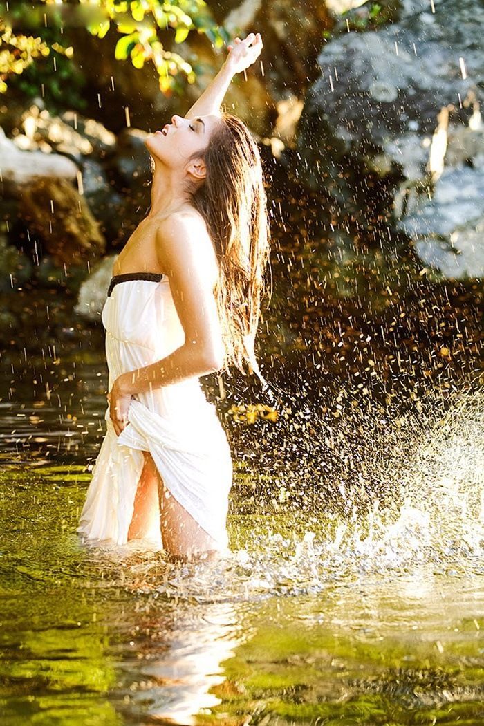 Marie Avgeropoulos in Malaga