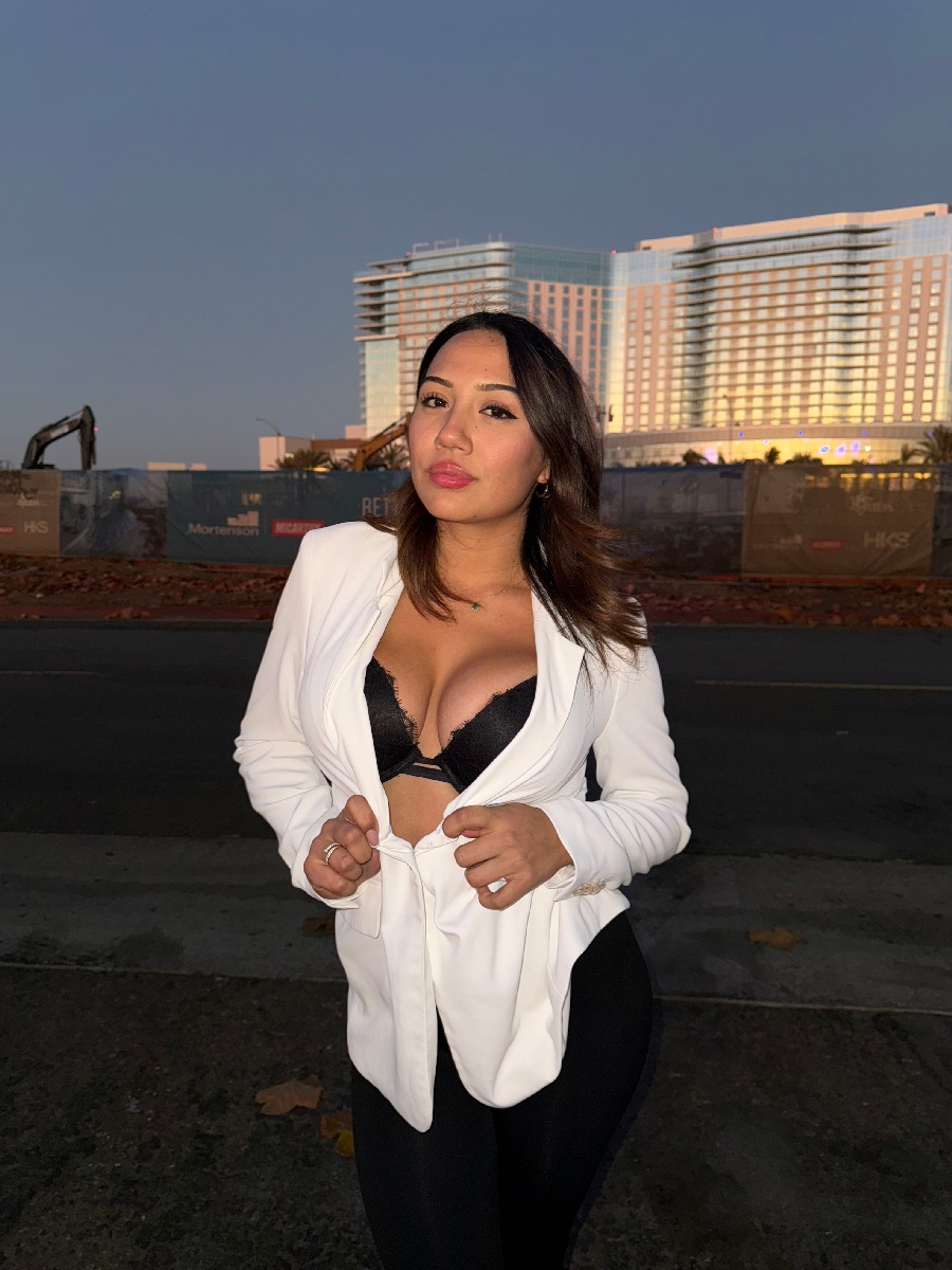 Take a pause and enjoy Ali Cruz — streaming from Malaga