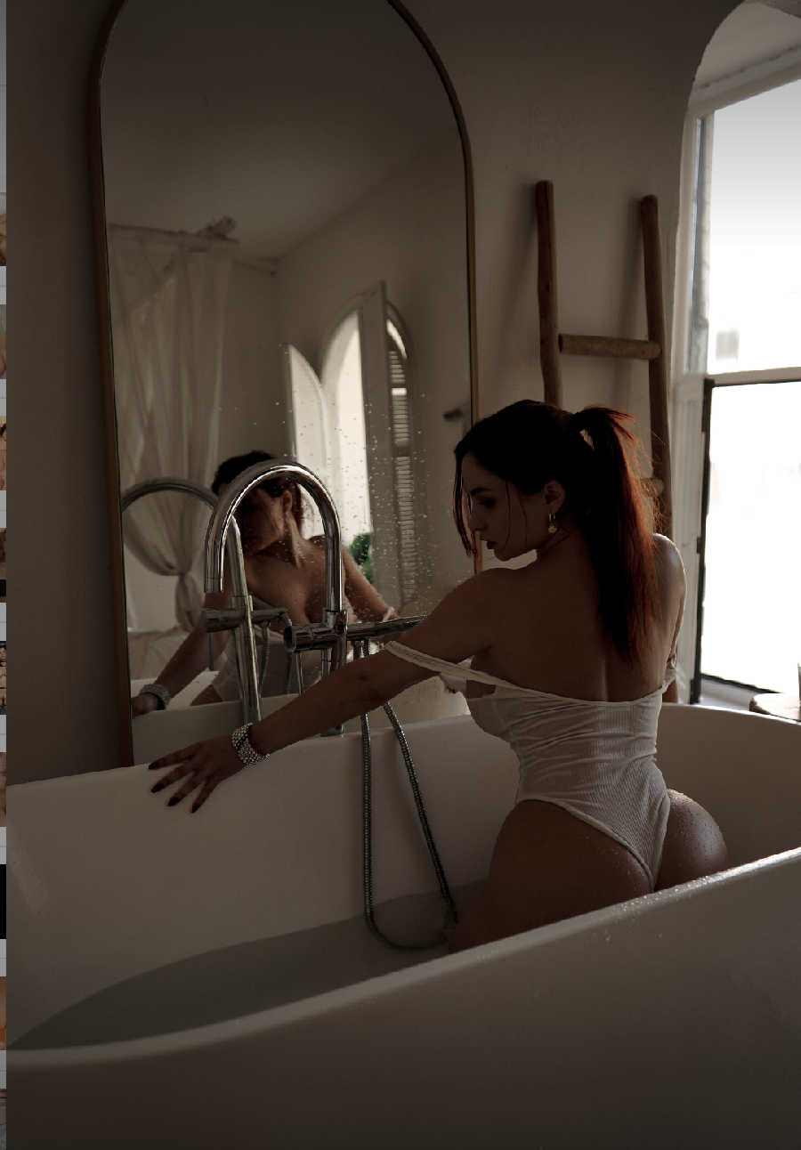 A playful frame from Miranda Faith nude — online in Malaga