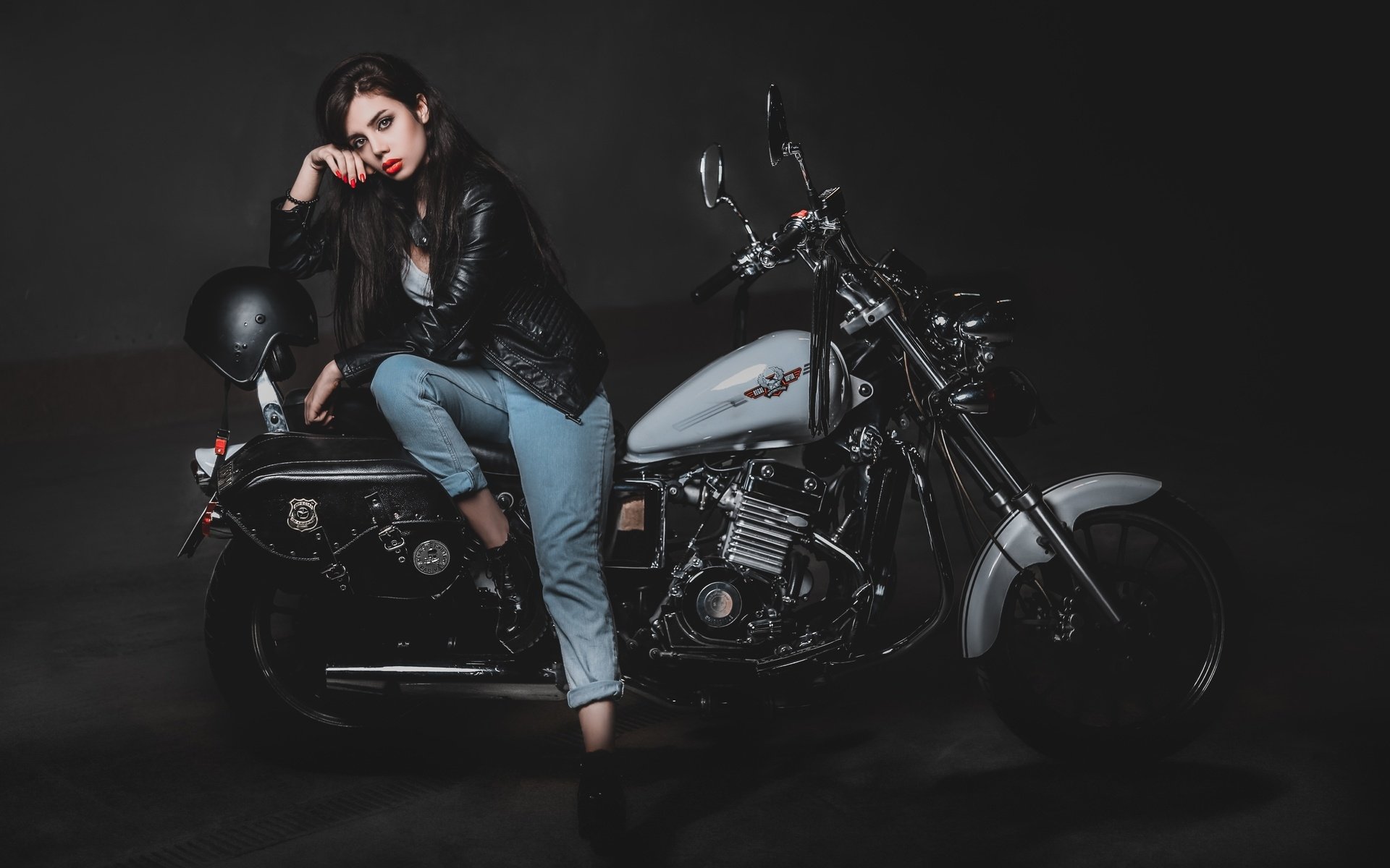 Biker girls: style and drive in Malaga