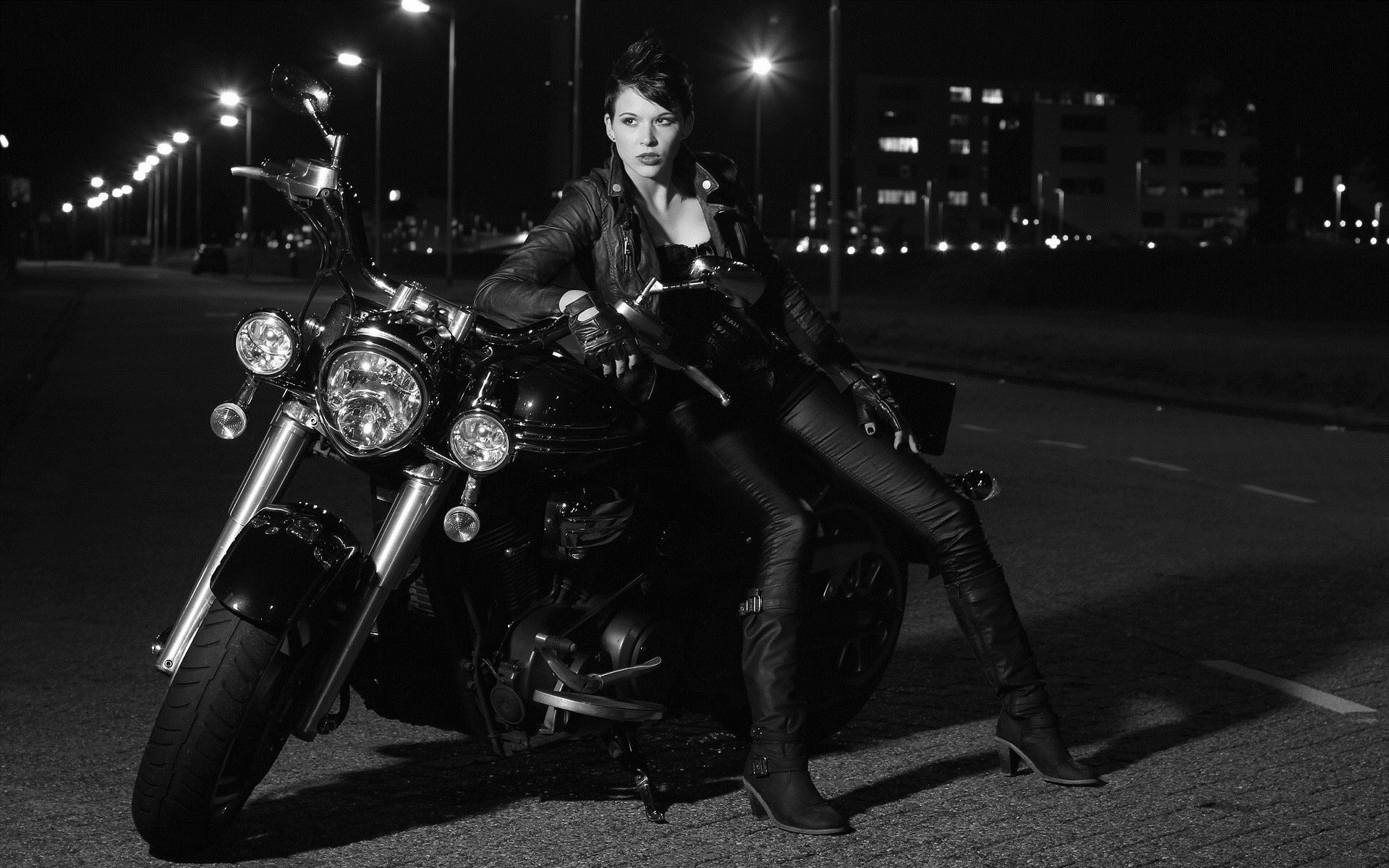 Photo Beautiful girls and motorcycles in Malaga
