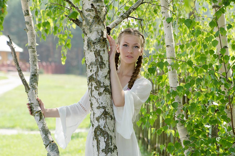 Women in Slavic costumes in Malaga
