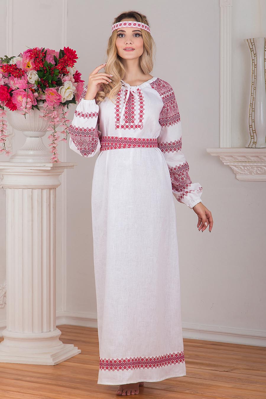 Women in Slavic costumes in Malaga