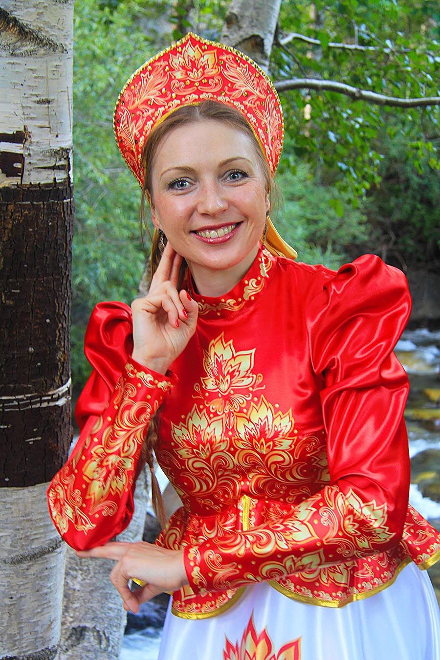 Women in Slavic costumes in Malaga