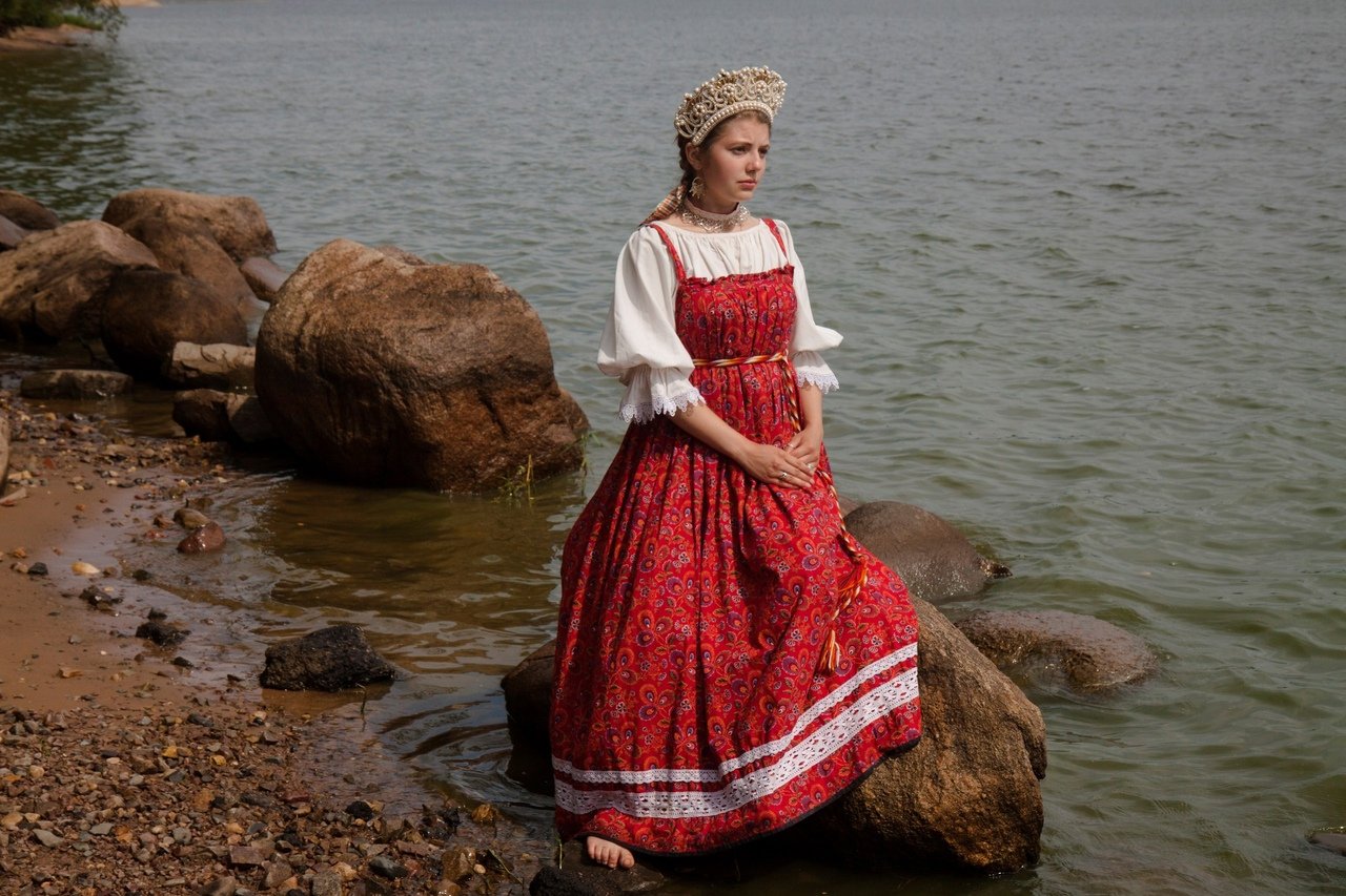 Women in Slavic costumes in Malaga