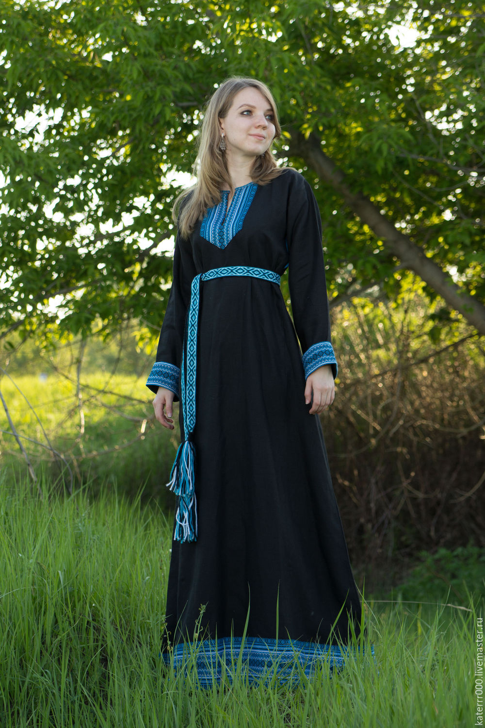 Women in Slavic costumes in Malaga