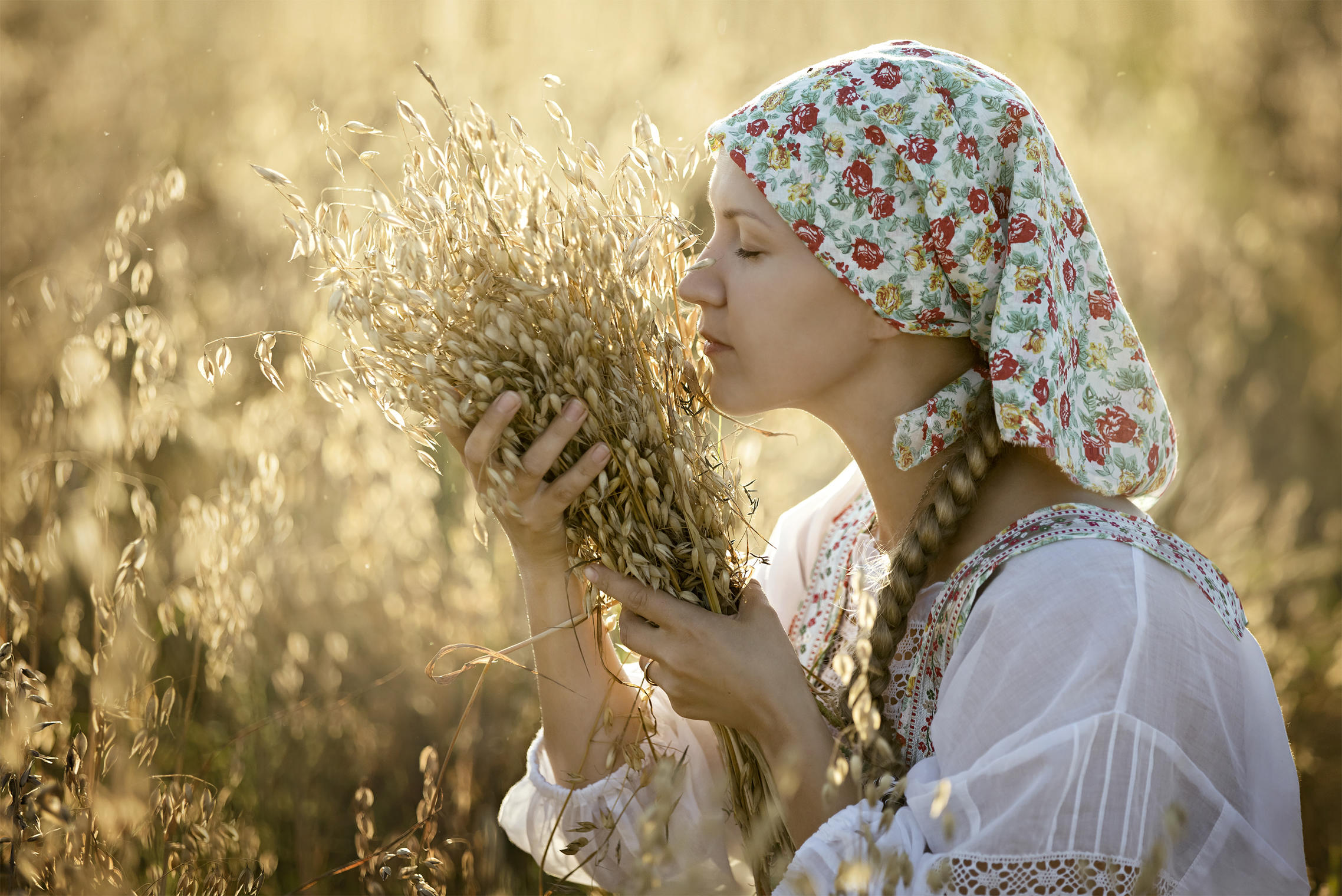 Photo Women in Slavic costumes in Malaga