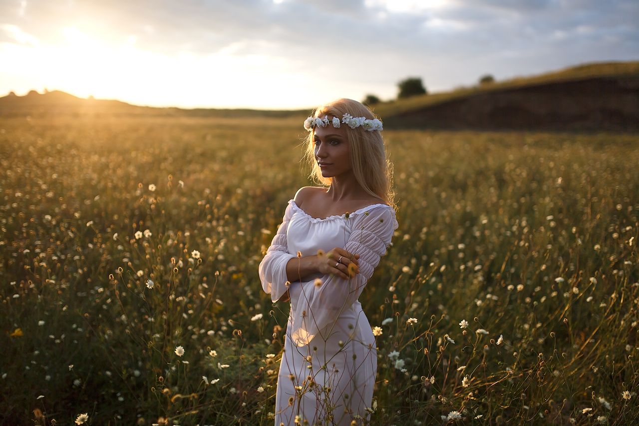 Girls in Slavic costumes in Malaga